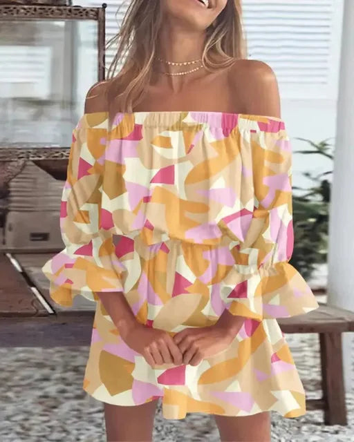 Mini abito donna elegante con stampa floreale vivace e spalle scoperte. Moda primavera estate.