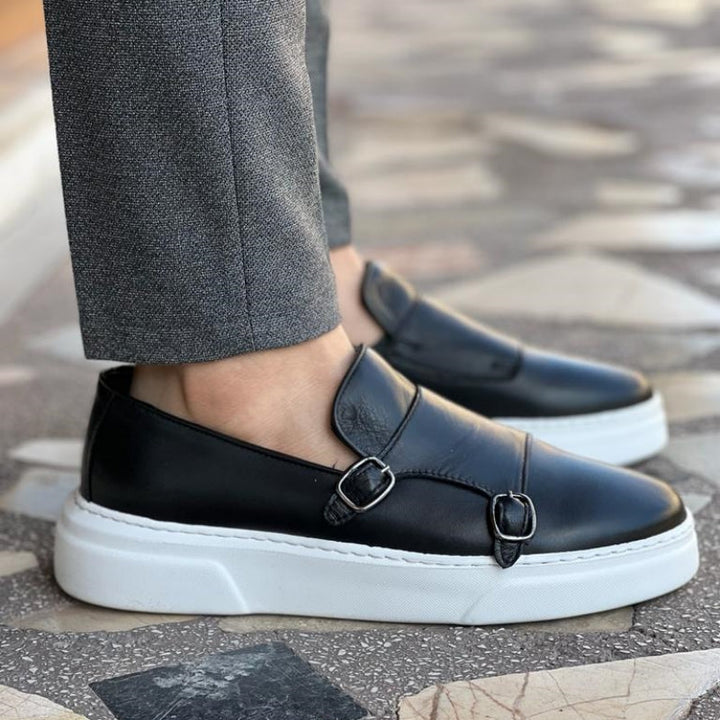 Uomo che indossa mocassini casual marroni, con suola comfort, perfetti per un look elegante e rilassato.