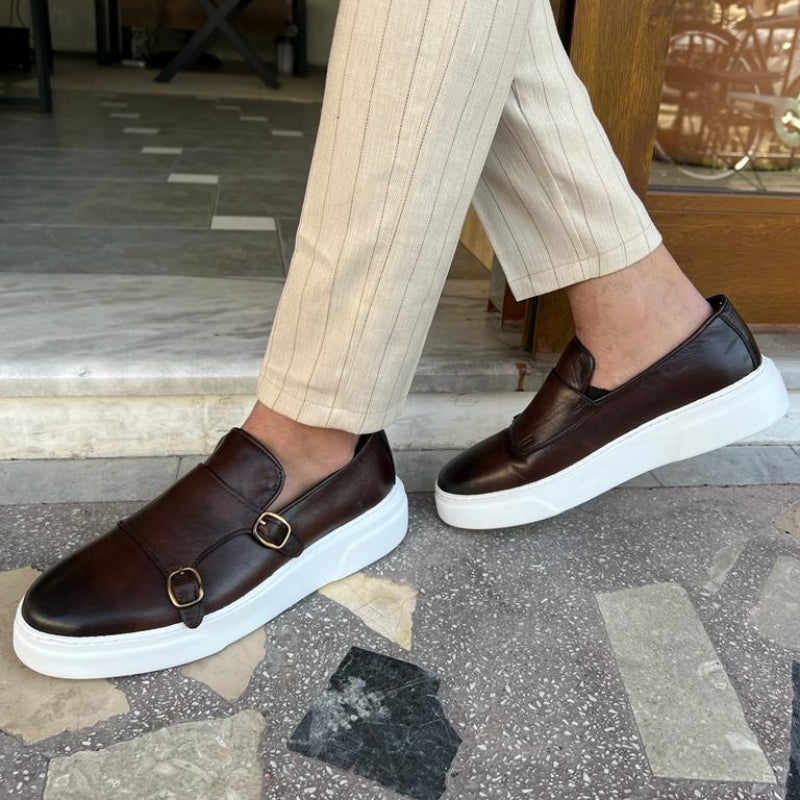 Mocassini uomo slip-on laterali, marroni, calzature eleganti e comode per outfit casual o formali.