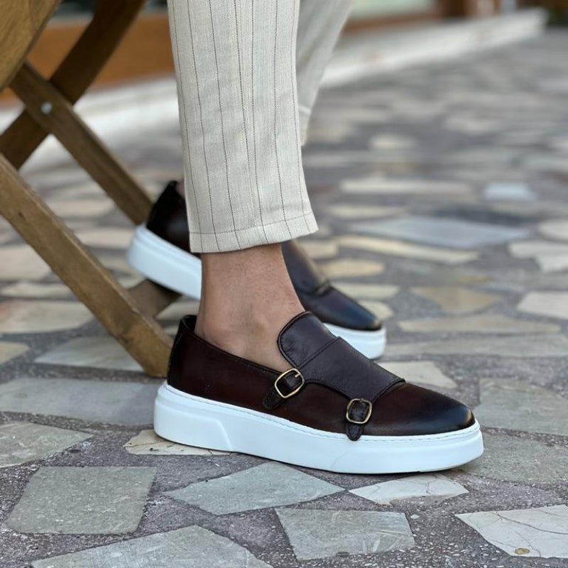 Primo piano mocassini uomo marroni con soletta ammortizzata, ideali per comfort duraturo e stile senza tempo.