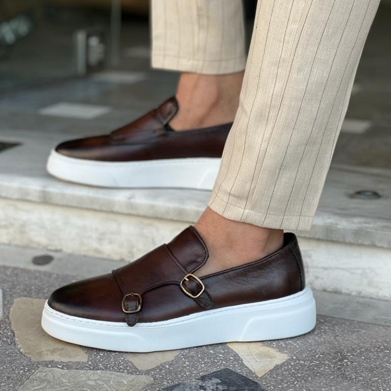 Dettaglio superiore mocassini uomo neri slip-on, design classico con comfort ammortizzato per ogni occasione.