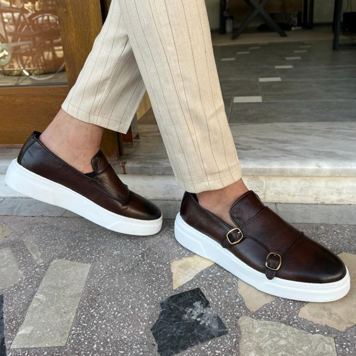 Eleganti mocassini slip-on in pelle nera per uomo, calzature versatili che uniscono moda, comfort e raffinatezza.