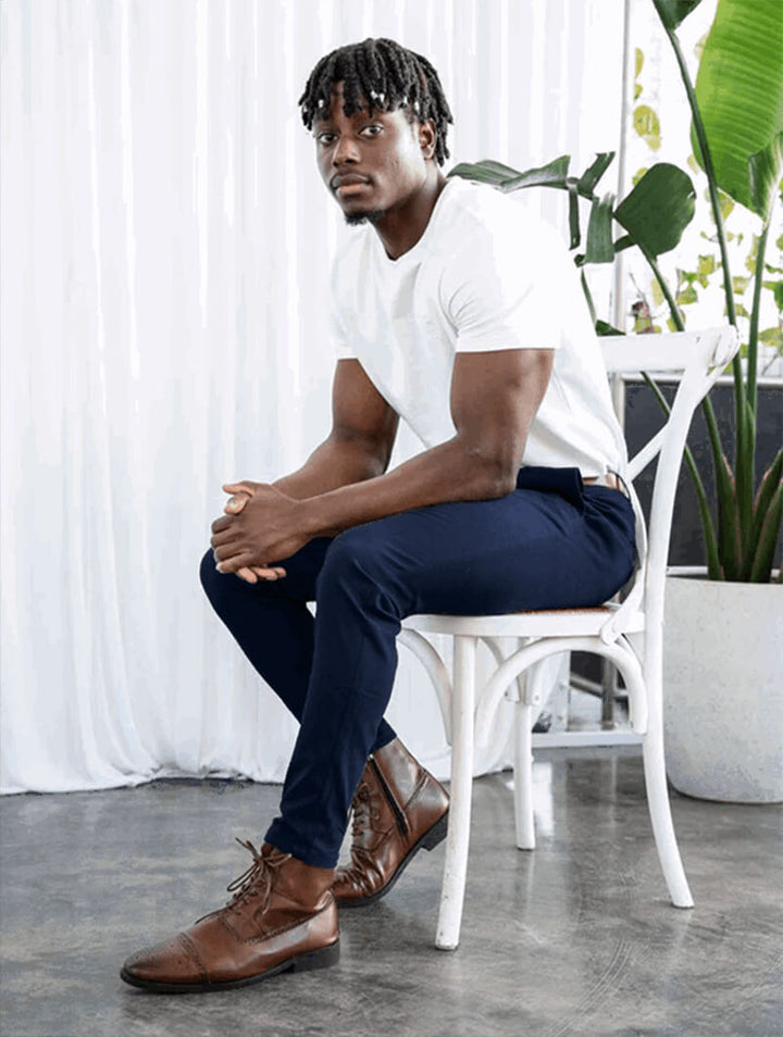 Pantaloni casual uomo slim fit blu scuro, elasticizzati e versatili per outfit quotidiani.