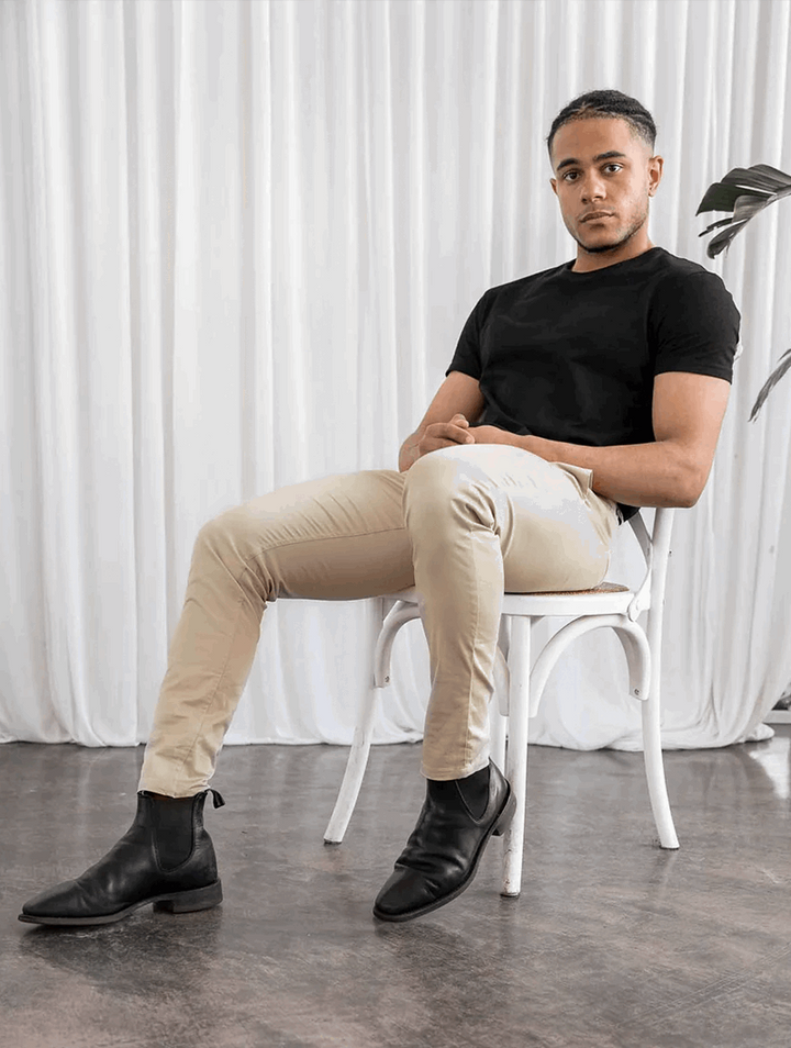 Pantaloni slim fit beige da uomo con vita elasticizzata. Silhouette moderna ed elegante per il tuo look.