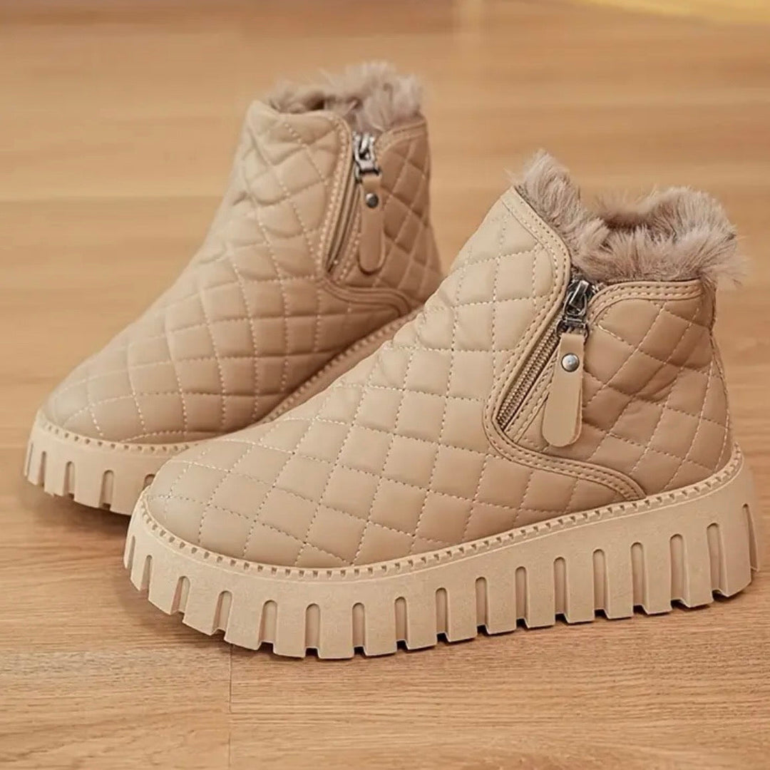 Stivali invernali donna beige con tomaia trapuntata e zip laterale. Caldi e antiscivolo per comfort.