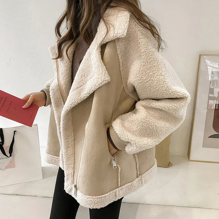 Giacca invernale da donna calda in shearling, outerwear di moda per affrontare il freddo con stile.