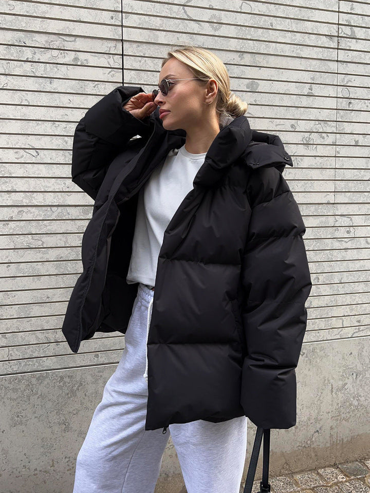 Giacca trapuntata da donna con cappuccio, calda e versatile per l'abbigliamento invernale casual ed elegante.
