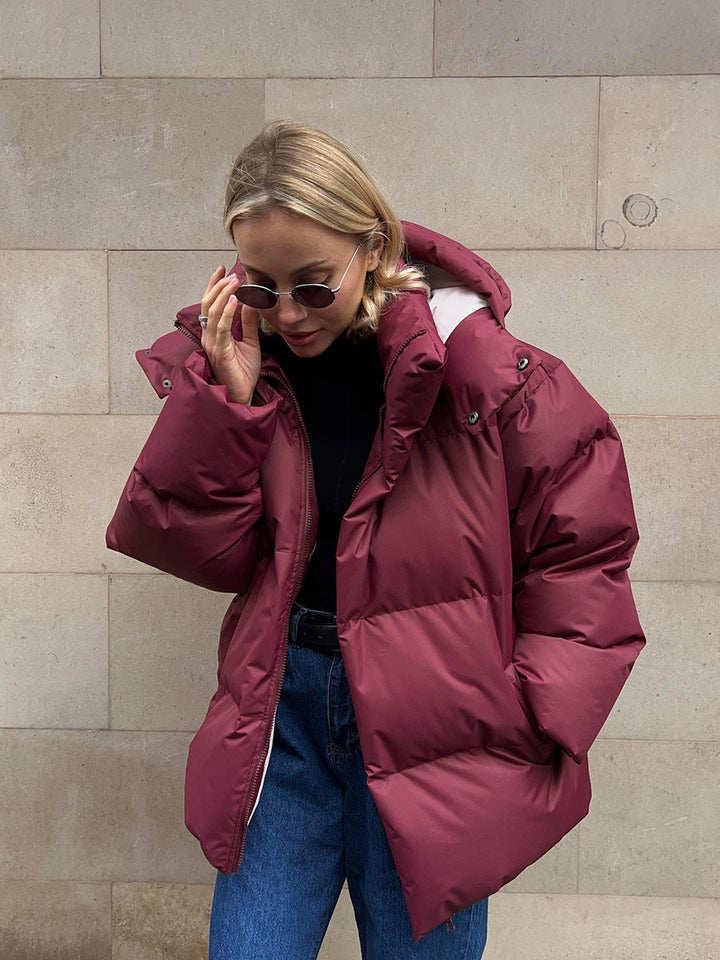 Abbigliamento invernale: piumino donna trapuntato con cappuccio, versatile, caldo e alla moda. Essenziale.