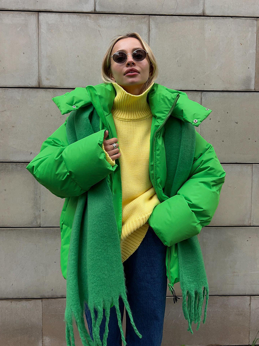 Giacca da donna trapuntata con cappuccio, ideale per l'inverno. Moda calda, casual ed elegante per ogni occasione.