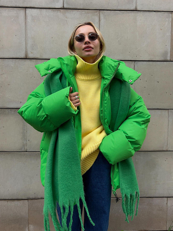 Giacca da donna trapuntata con cappuccio, ideale per l'inverno. Moda calda, casual ed elegante per ogni occasione.