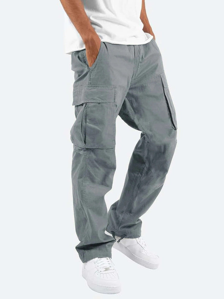 Pantaloni cargo uomo funzionali neri per abbigliamento maschile, design robusto e tasche capienti per outfit quotidiano.