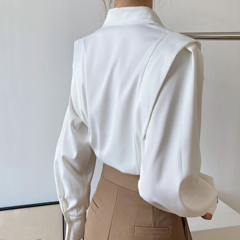 Camicia donna raffinata, blusa elegante bianca o nera, ideale per outfit ufficio. Maniche lunghe, stile classico.