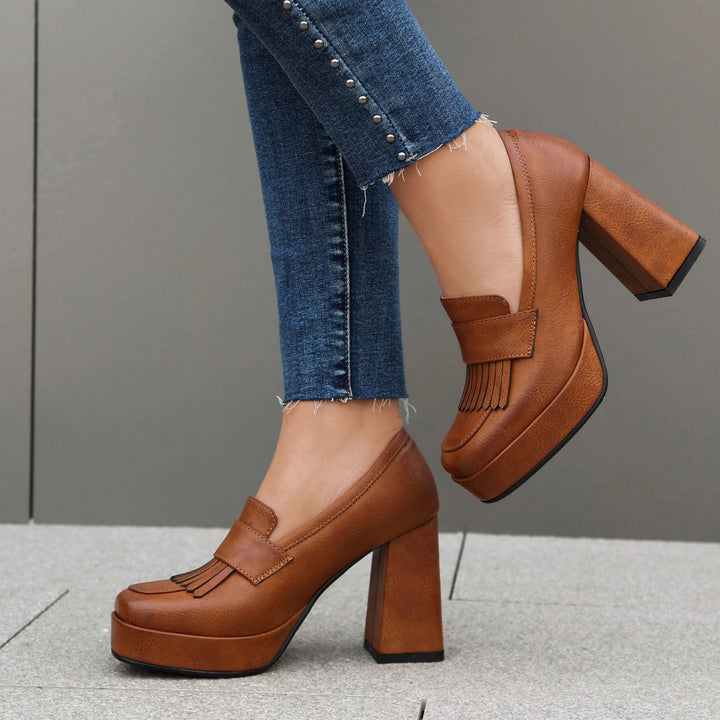 Mocassini donna chic con tacco largo stabile e plateau. Calzature slip-on, comode ed eleganti per la città.