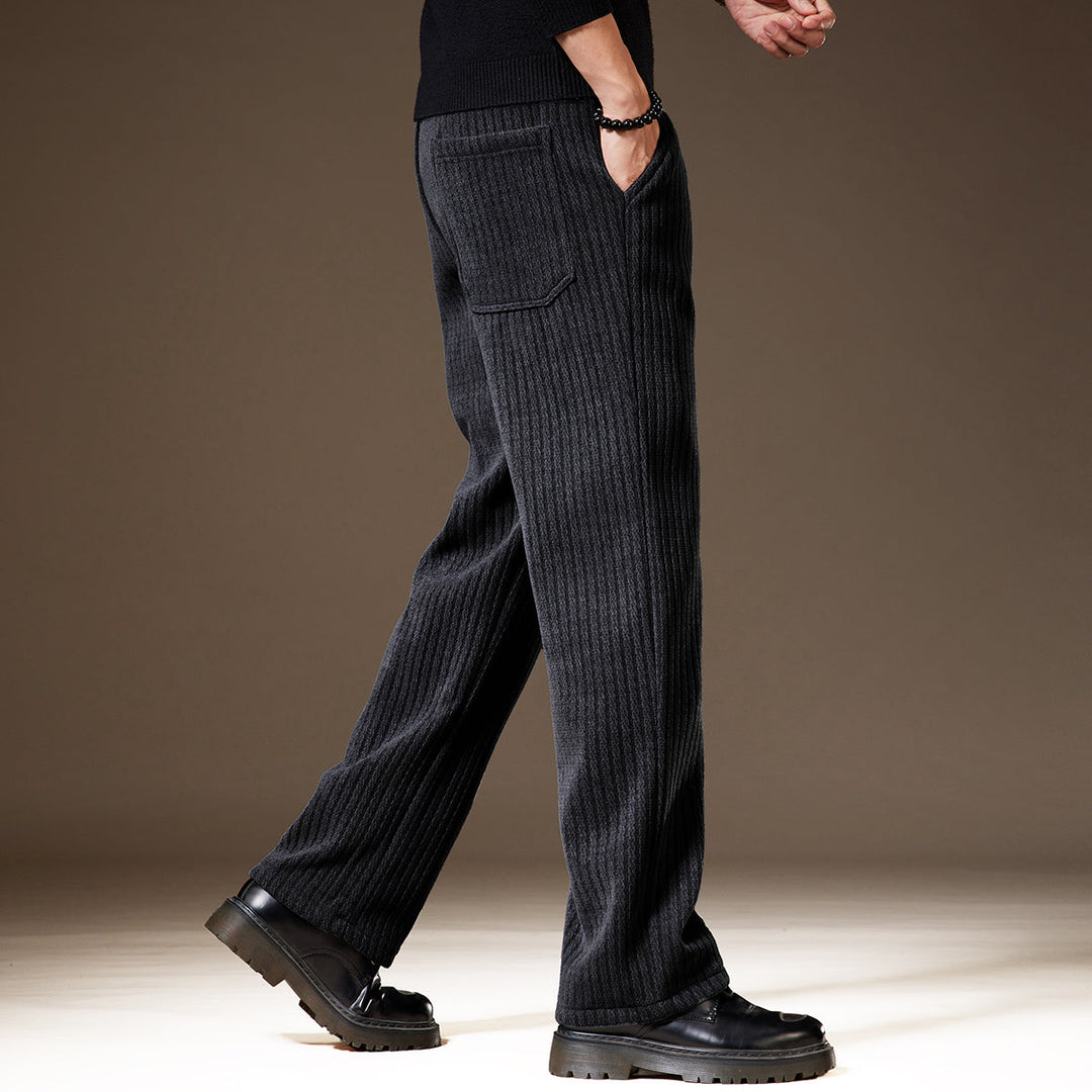 Pantaloni casual eleganti da uomo, taglio dritto e tasche. Perfetti per l'inverno, offrono stile e comfort duraturo.