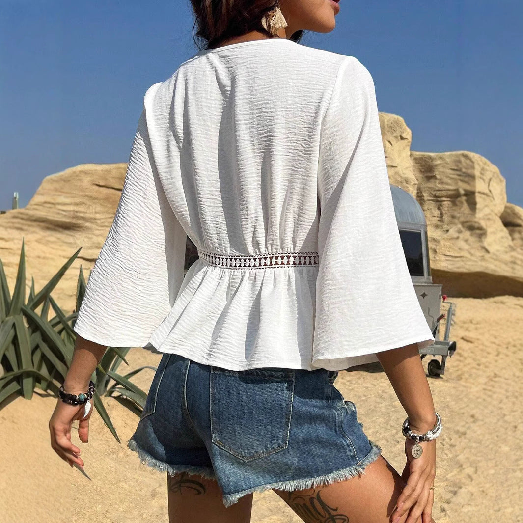 Top donna bianco casual-elegante, con maniche a campana e raffinato pizzo sulla vita traforata.