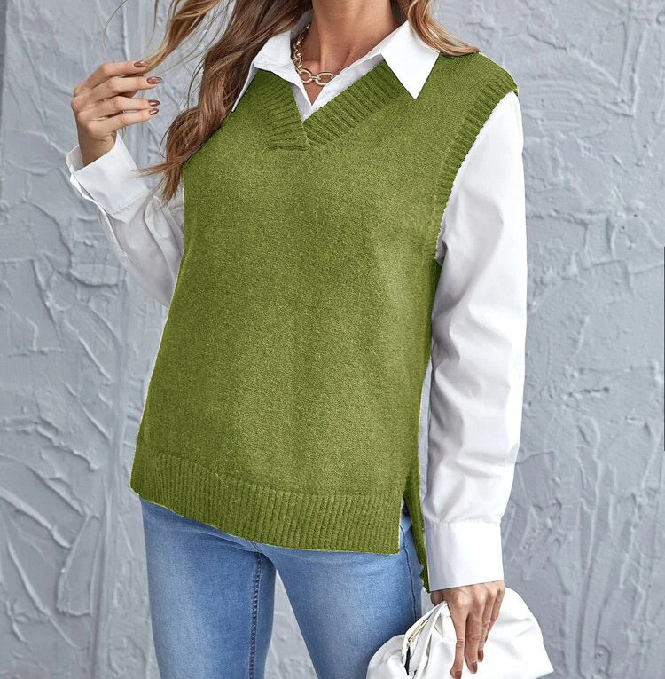 Morbido gilet in maglia donna con scollo a V. Capospalla senza maniche, ideale per un look versatile e confortevole ogni giorno.