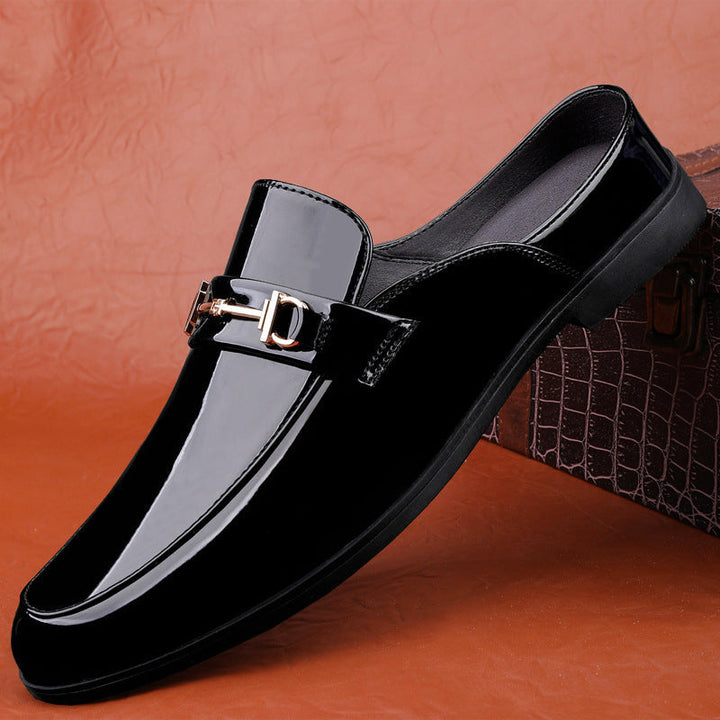 Eleganti pantofole uomo nere slip-on, mocassini moda con dettaglio metallico per un comfort casual chic.