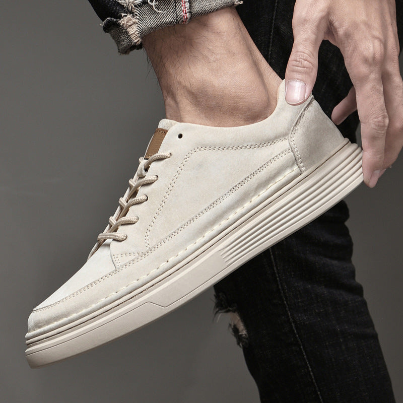 Sneakers uomo beige, bianche, arancio con ammortizzazione e ampia vestibilità, ideali per il comfort quotidiano.