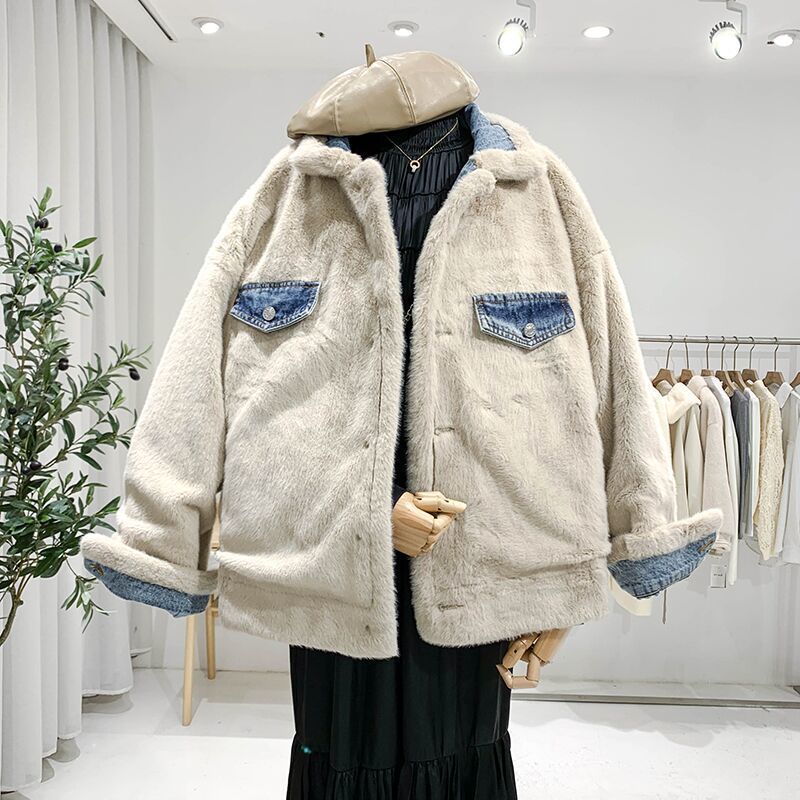 Capospalla invernale da donna in denim blu, caldo e stile oversize. Giacca casual per la moda autunnale.
