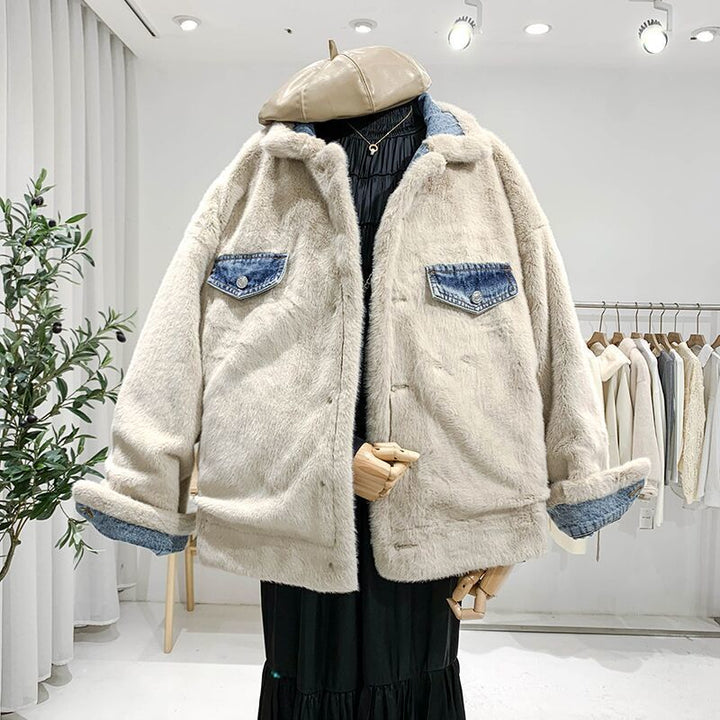 Capospalla invernale da donna in denim blu, caldo e stile oversize. Giacca casual per la moda autunnale.