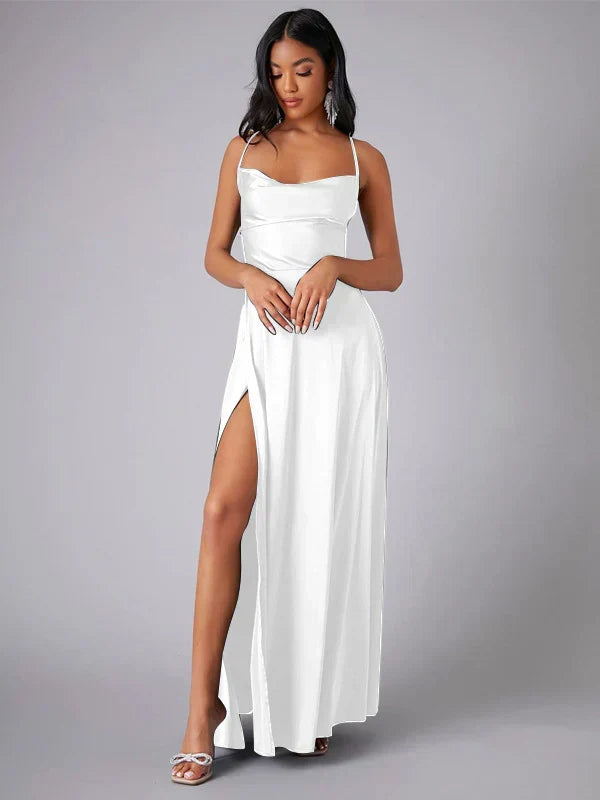 Vestito da cerimonia in satin lucido, con schiena scoperta. Linea raffinata e spacco seducente.
