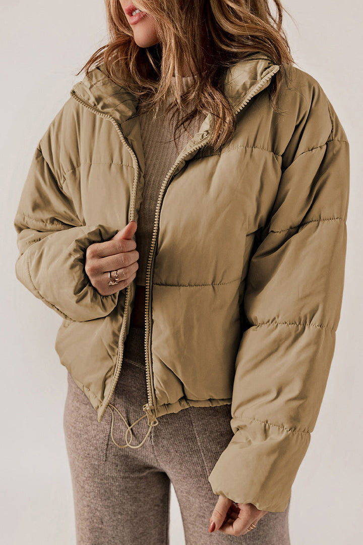 Giacca donna puffer imbottita per massimo calore invernale. Piumino elegante e versatile, essenziale per la moda donna moderna.
