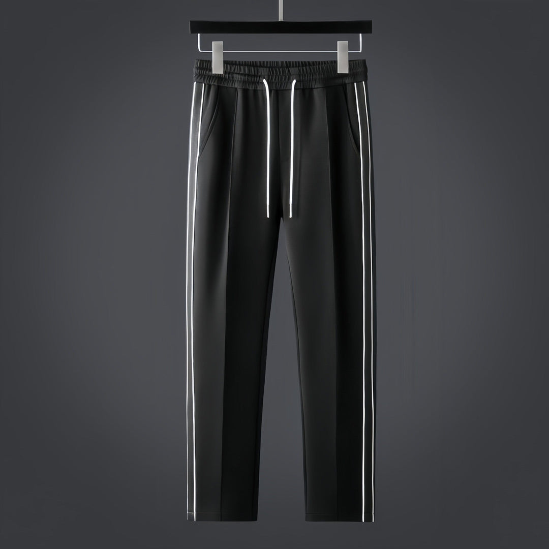 Tuta sportiva uomo moderna per fitness e allenamento, assicura massimo comfort e uno stile impeccabile.