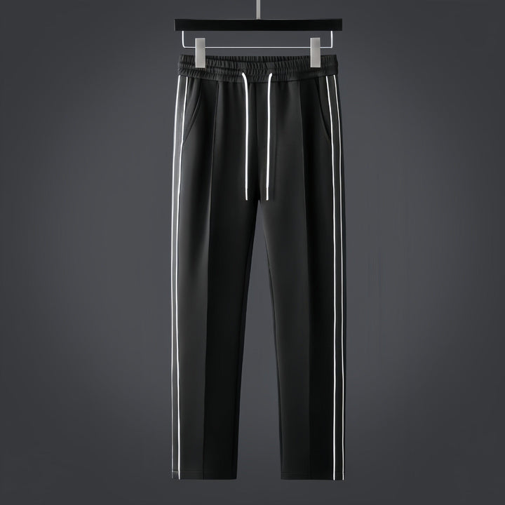Tuta sportiva uomo moderna per fitness e allenamento, assicura massimo comfort e uno stile impeccabile.