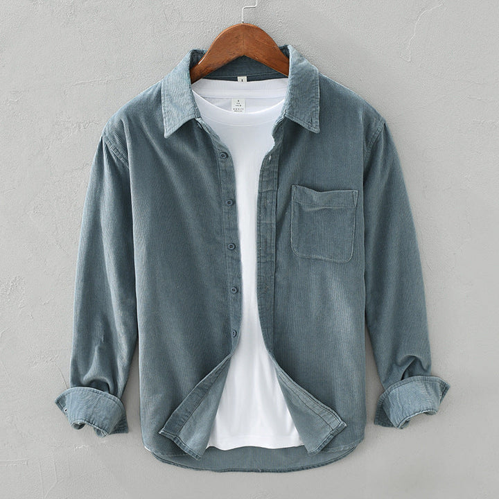 Dettaglio camicia uomo con bottoni, stile retrò per abbigliamento casual chic e moda uomo.