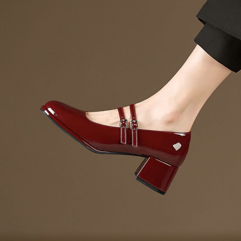 Calzature décolleté donna classiche con tacco largo, perfette per un look elegante e confortevole in ufficio.