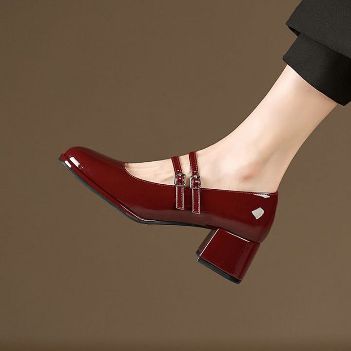 Calzature décolleté donna classiche con tacco largo, perfette per un look elegante e confortevole in ufficio.
