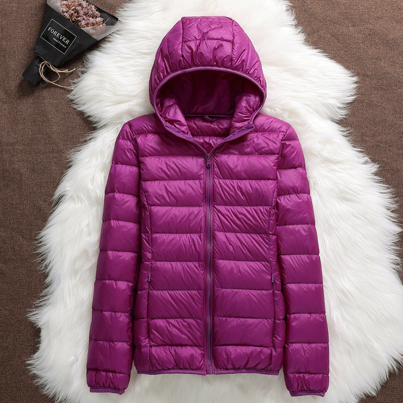 Piumino corto invernale da donna con cappuccio, caldo e confortevole. Ideale per moda outwear.