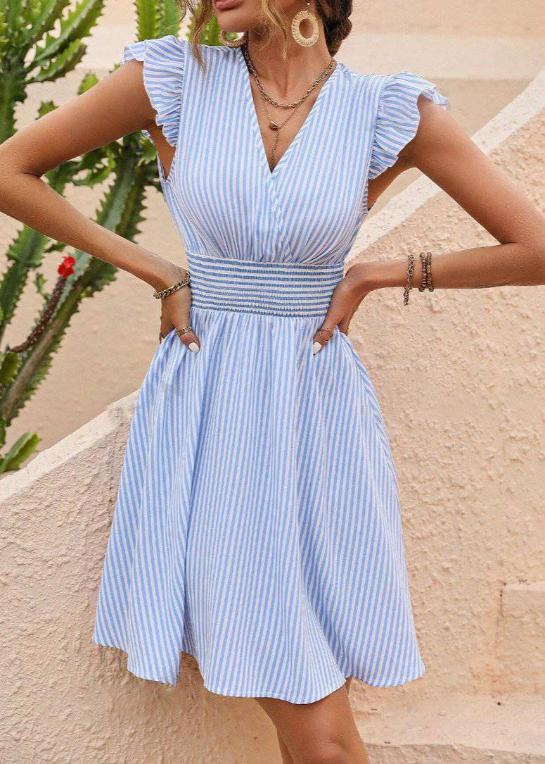 Abito midi a righe da donna, scollo a V, maniche a sbuffo. Perfetto vestito estivo casual-elegante.