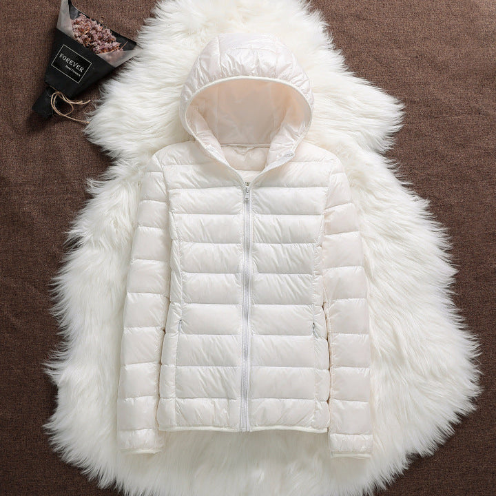 Giacca invernale calda corta da donna con cappuccio. Versatile piumino per moda outwear e streetwear.