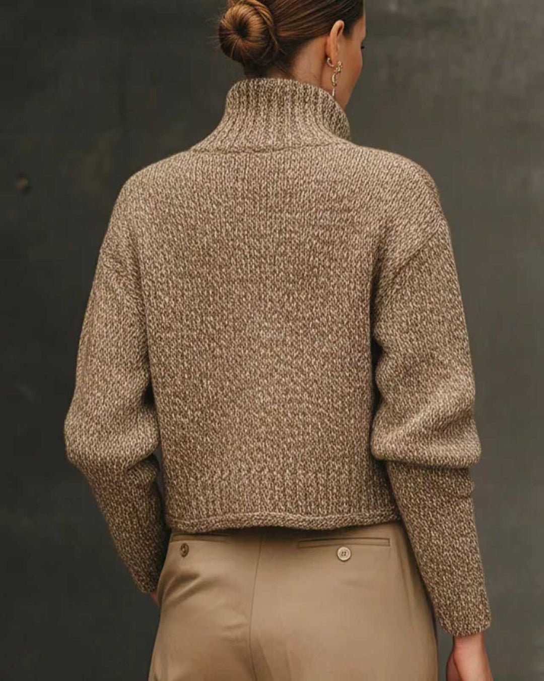 Giacca donna corta beige tailored, ideale per outfit invernali eleganti e alla moda. Vestibilità impeccabile.
