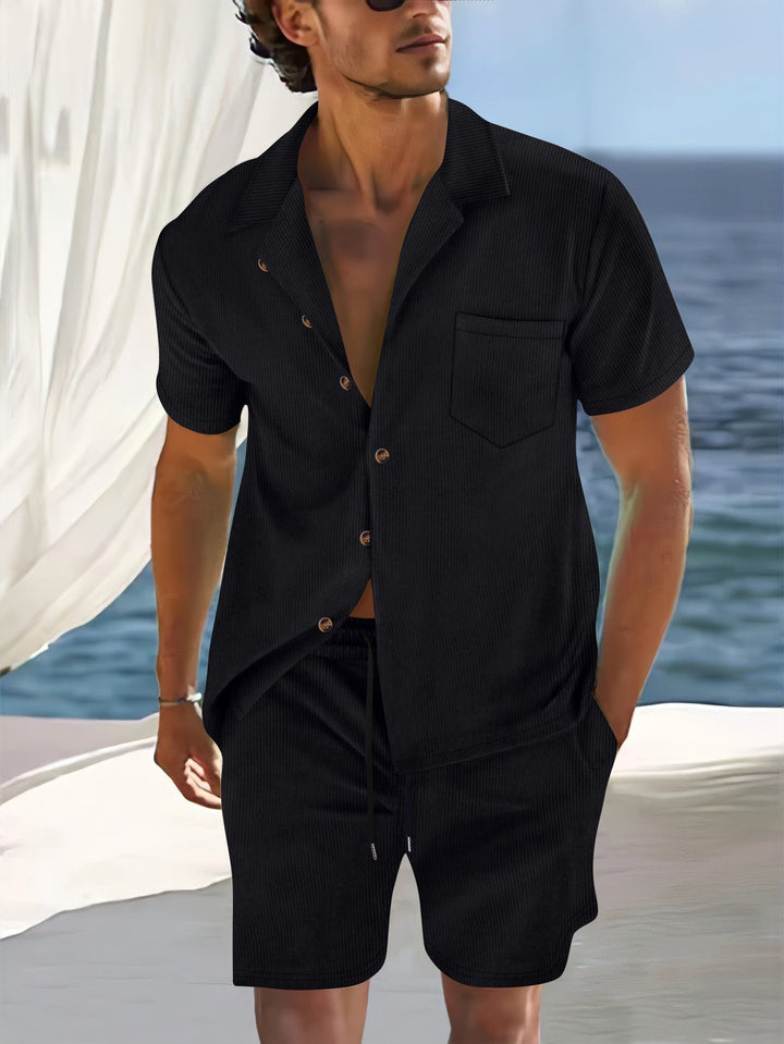 Abbigliamento lino uomo estivo, completo camicia e pantaloncini. Perfetto per look casual, spiaggia o vacanze.
