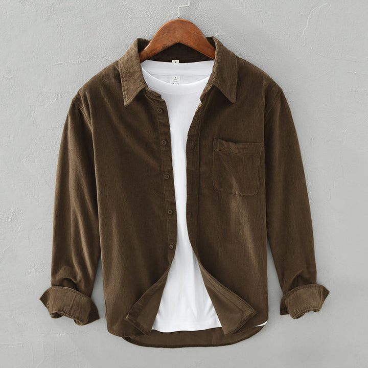 Look completo con camicia uomo maniche lunghe stile retrò, versatile per un outfit quotidiano.
