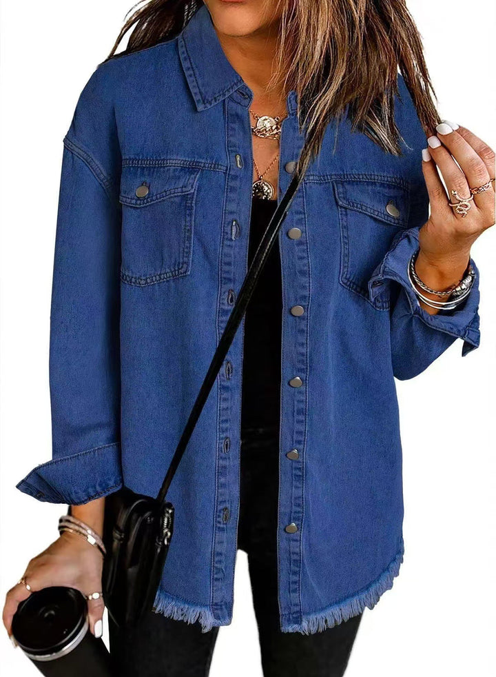 Moderna giacca jeans da donna, taglio classico e versatile per ogni outfit.