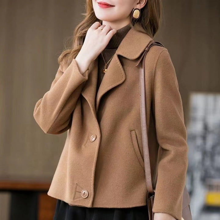 Giacca cappotto donna corta stile peacoat in beige scuro, perfetta per un outfit autunnale elegante.
