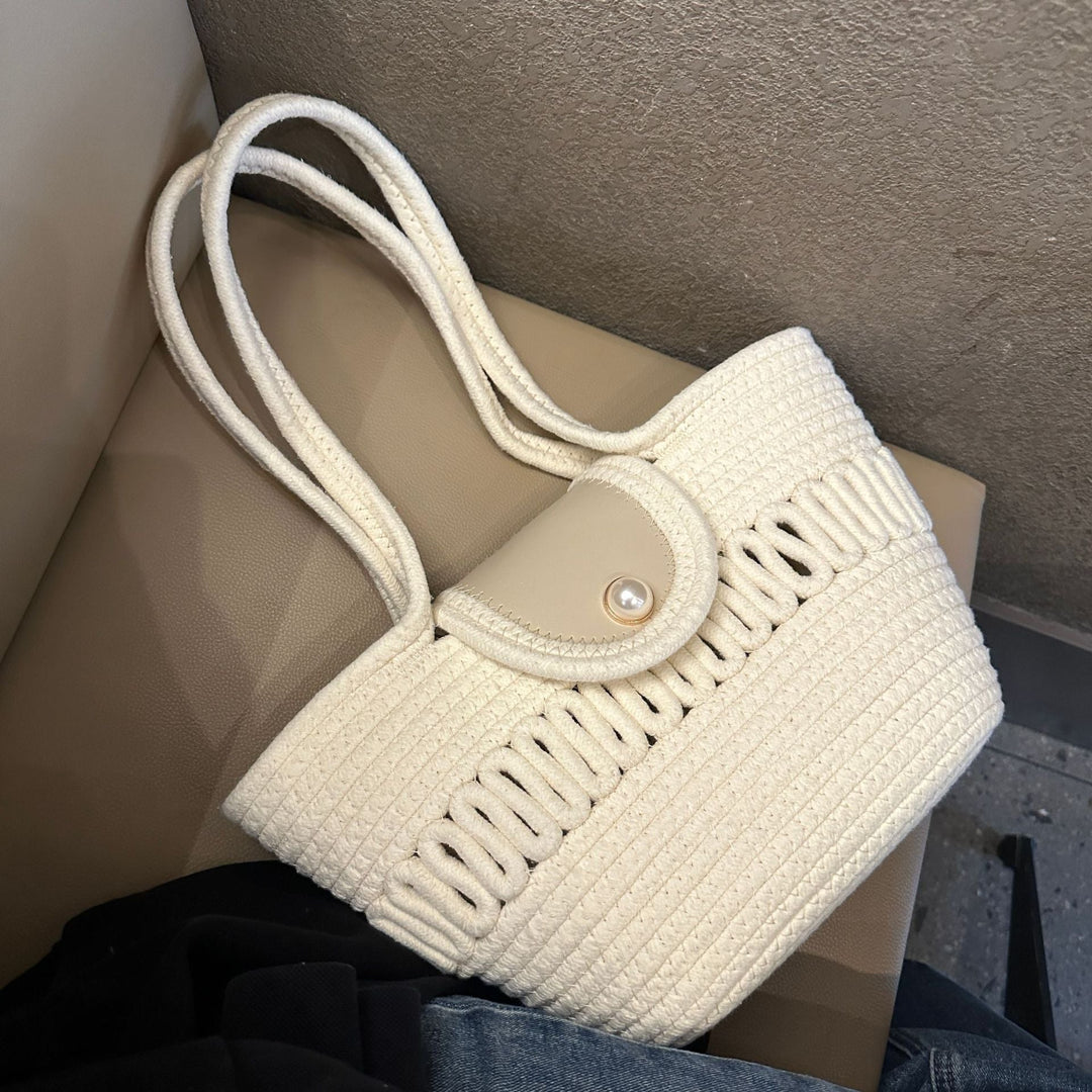 Borsa estiva da spiaggia in paglia intrecciata colorata. Interno spazioso per un look casual e alla moda.