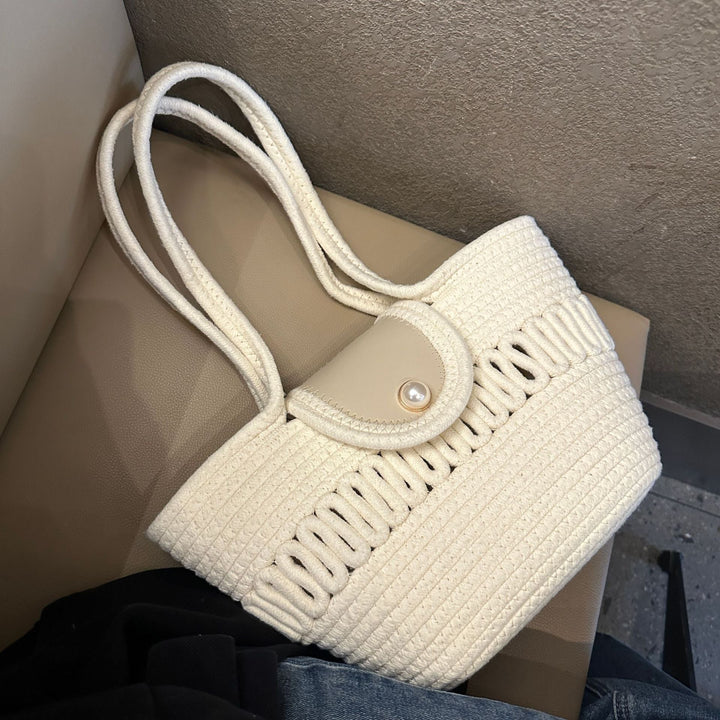 Borsa estiva da spiaggia in paglia intrecciata colorata. Interno spazioso per un look casual e alla moda.