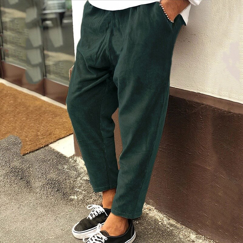 Pantaloni vintage da uomo in velluto a coste, vestibilità ampia e rilassata. Perfetti per outfit casual e tendenze moda uomo.