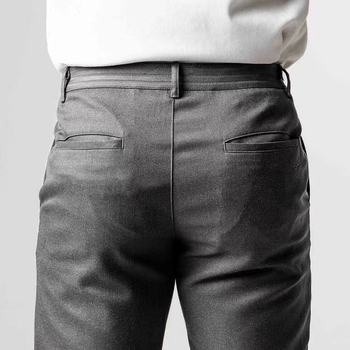 Pantaloni chino da uomo. Outfit quotidiano casual elegante con taglio affusolato per ogni stagione.