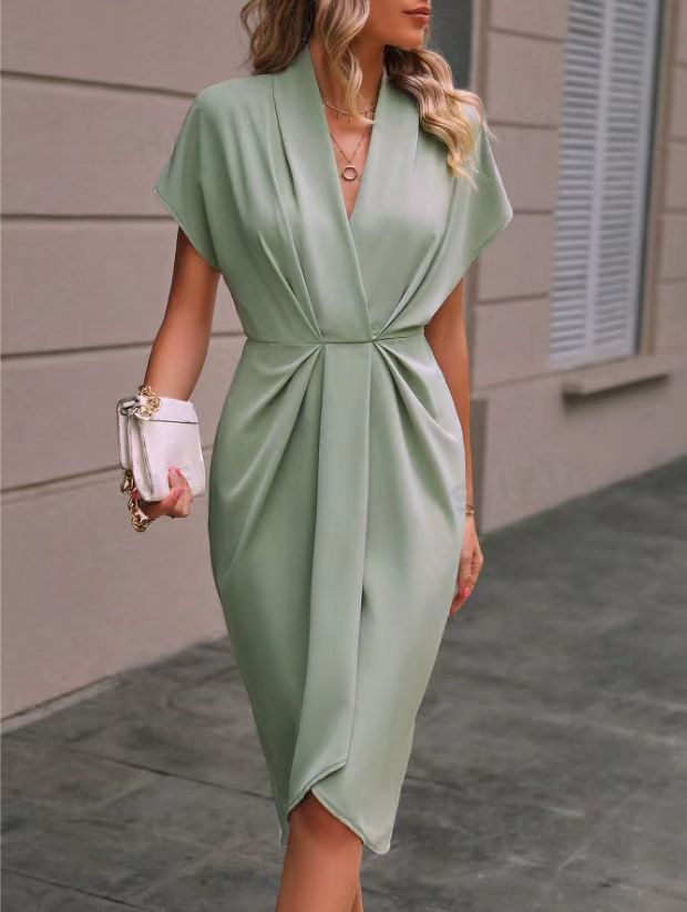 Abito elegante midi avvolgente da sera con cintura annodata e spacco. Moda donna per eventi speciali.