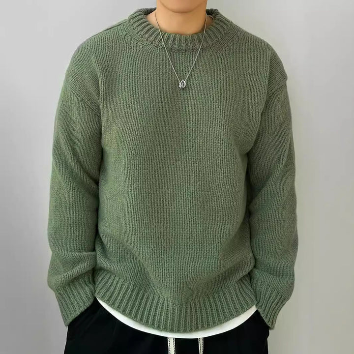 Outfit autunnale uomo: maglione girocollo comodo, vestibilità perfetta e stile versatile per ogni occasione.