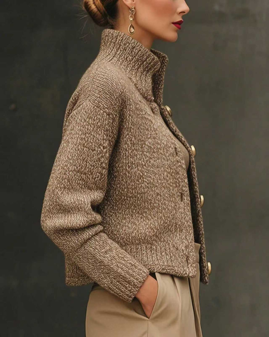 Moderna giacca invernale donna tailored beige. Lunghezza corta, ideale per abbigliamento autunnale/invernale.