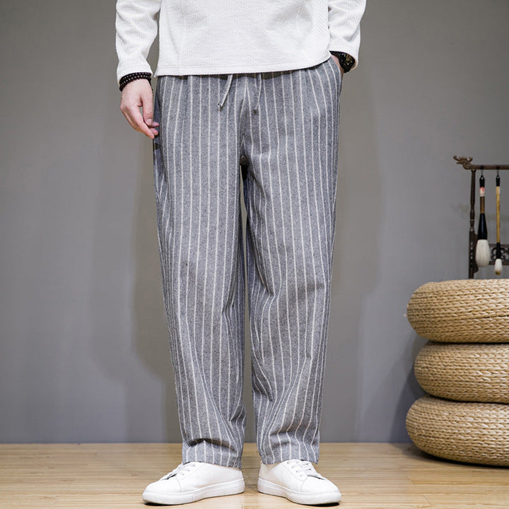 Eleganti pantaloni uomo rigati a gamba dritta, con cordino, perfetti per look casual e chic primavera/autunno.
