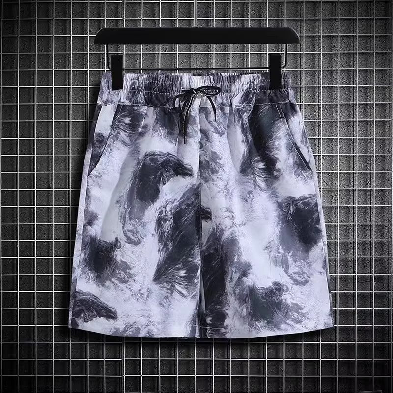 Camicia estiva floreale uomo a maniche corte, abbinata a pantaloncini, per un look casual spiaggia e moda mare.