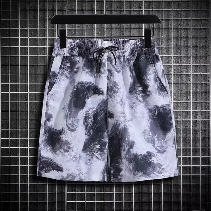 Camicia estiva floreale uomo a maniche corte, abbinata a pantaloncini, per un look casual spiaggia e moda mare.