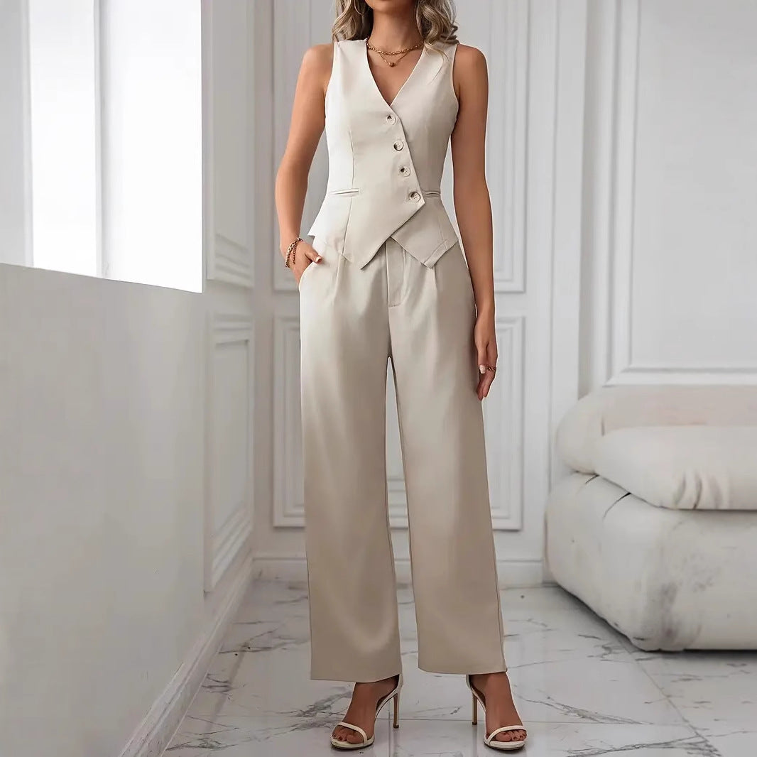 Completo donna elegante off-white: gilet formale e pantaloni chic. Perfetto per occasioni speciali e ufficio.